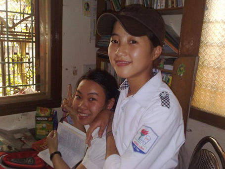  Tân thủ khoa Đậu Thị Thu (bên phải) và bạn.