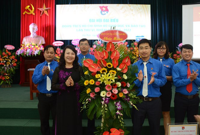 Thứ trưởng Bộ GD&ĐT Nguyễn Thị Nghĩa tặng hoa chúc mừng đại hội