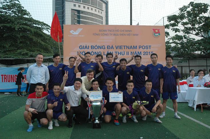    Ban Tổ chức trao cúp vô địch cho Đội bóng đá Công ty Chuyển phát nhanh Bưu điện - Ảnh: PC