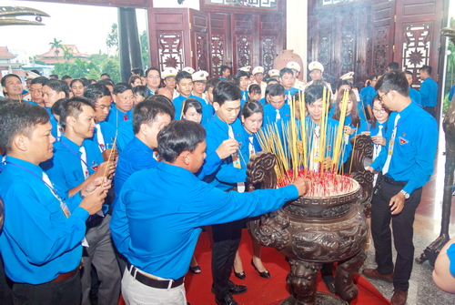 Đoàn đại biểu dự Đại hội viếng và thắp hương tại đền thờ cố Chủ tịch Hội đồng Bộ trưởng Phạm Hùng