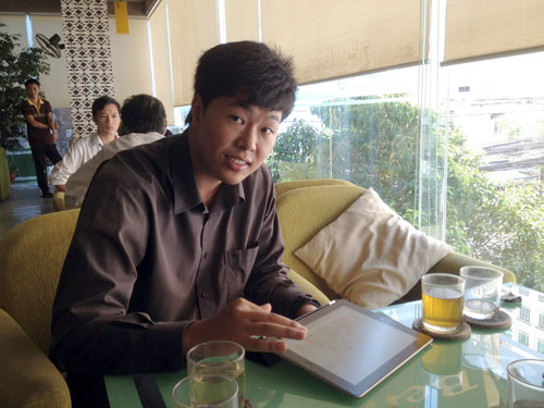 Hoàng Ngọc Gia Long đang là giám đốc 2 công ty chuyên phân phối máy tính bảng, máy đọc sách... - Ảnh: Lê Thanh