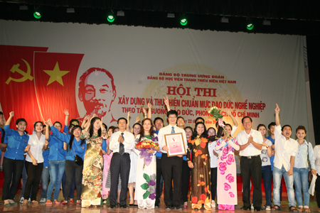 Bí thư Thường trực T.Ư Đoàn Phan Văn Mãi trao giải đặc biệt cho đội Khoa công tác thiếu nhi