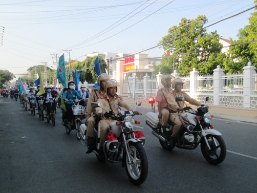 Đoàn viên thanh niên tham gia diễu hành tuyên truyền