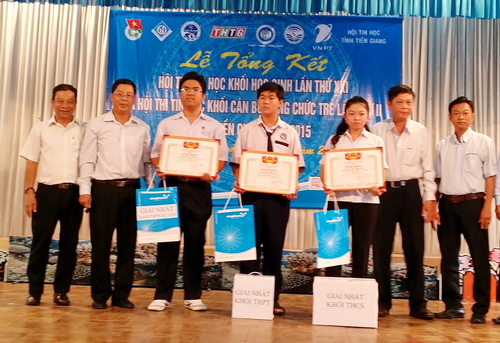 Trao giải Nhất cho 3 em khối học sinh