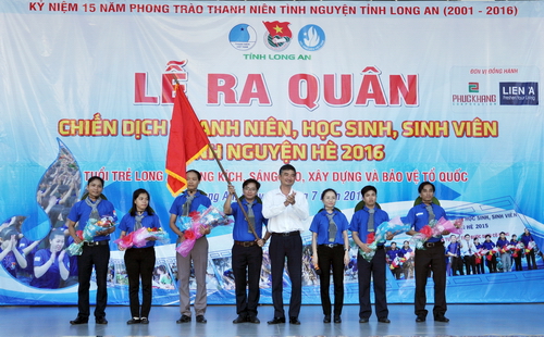 Phó Chủ tịch UBND tỉnh - Phạm Văn Cảnh trao cờ xuất quân Chiến dịch tình nguyện hè năm 2016 cho tuổi trẻ tỉnh Long An