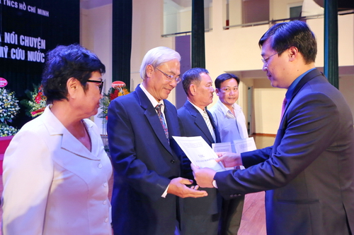 Bí thư thứ nhất Trung ương Đoàn Lê Quốc Phong trao tặng sổ tiết kiệm cho các cựu TNXP 