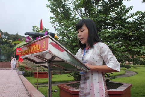 Đại biểu Đinh Thị Hồng Điều thay mặt 82 người thợ trẻ giỏi báo công dâng Bác