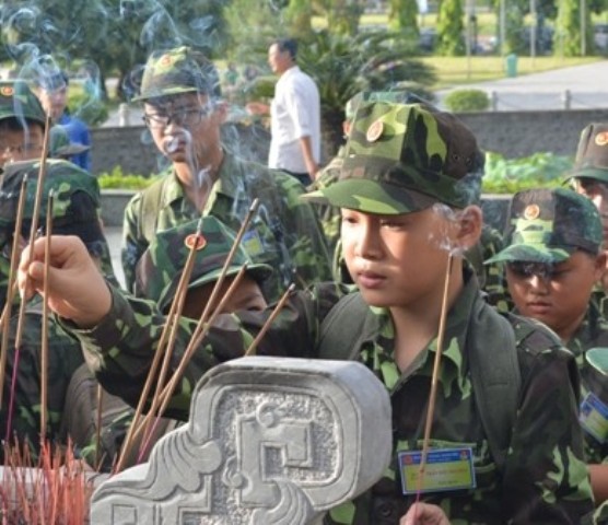 Các chiến sỹ nhí tham gia Học kỳ quân đội năm 2013 dâng hương tại Khu lưu niệm Bác Hồ