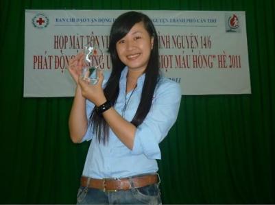  Hồ Quý Nhi nhận biểu trưng 10 lần hiến máu tình nguyện do Hội Chữ thập đỏ thành phố Cần Thơ tặng