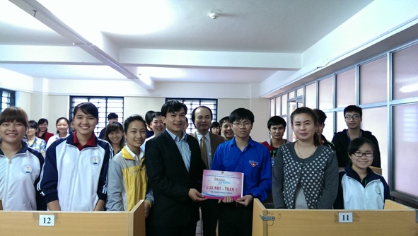 Đại diện Ban tổ chức cuộc thi trao giải tại Đại học Thái Nguyên