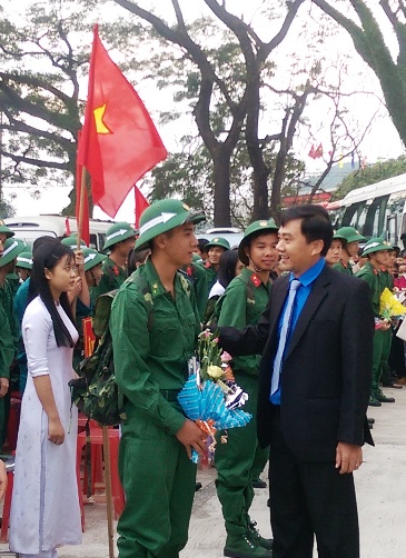 Đ/c Nguyễn Xuân Vĩnh - Bí thư Tỉnh đoàn trao hoa và động viên thanh niên lên đường nhập ngũ