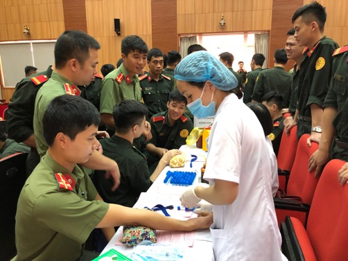 Đoàn viên Bộ Tư lệnh Cảnh vệ tham gia hiến máu tình nguyện