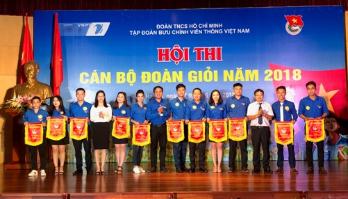 Ban Tổ chức trao tặng cờ lưu niệm cho các thí sinh tham dự Hội thi