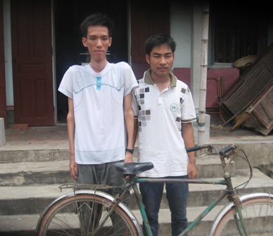 Suốt những năm học cấp 2 và cấp 3, Nguyễn Đình Trung (phải) đã chở Trịnh Đình Anh đi học.
