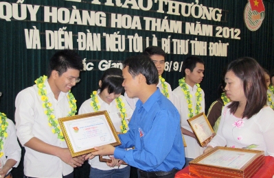Đ/c Mai Sơn, Bí thư Tỉnh Đoàn trao giải thưởng cho sinh viên nghèo vượt khó tại buổi lễ