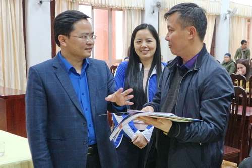 Đoàn công tác tặng báo, tạp chí cho huyện Trùng Khánh