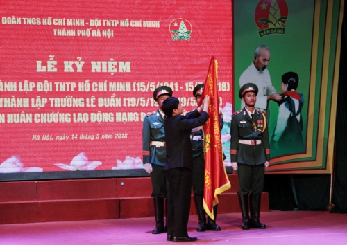 Đồng chí Ngô Văn Quý - Phó Chủ tịch UBND TP Hà Nội trao Huân chương lao động hạng Ba cho trường Lê Duẩn