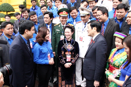 Chủ tịch nước Trương Tấn Sang trò chuyện với các cán bộ Đoàn, đoàn viên tiêu biểu