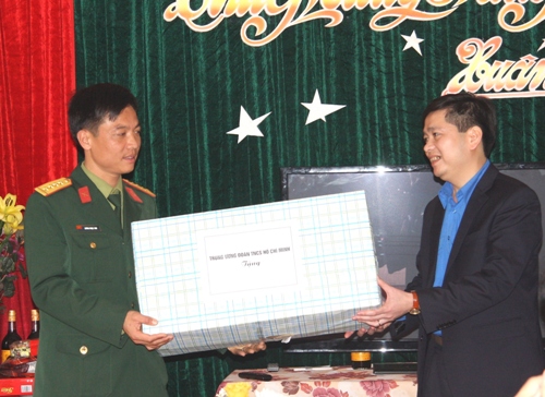 Bí thư T.Ư Đoàn Nguyễn Long Hải (bìa phải) tặng quà tiểu đoàn Đoản Cô Tô
