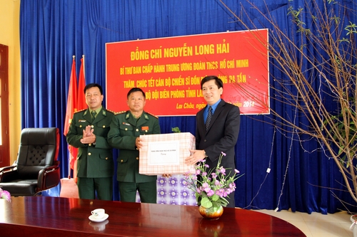 Đồng chí Nguyễn Long Hải chúc Tết và tặng quà cán bộ, chiến sĩ đồn biên phòng Pa Tần