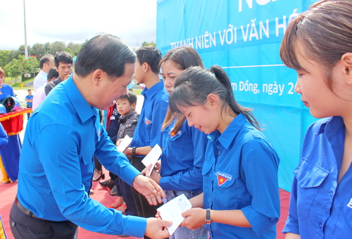 Đồng chí hí Nguyễn Phi Long - Bí thư Trung ương Đoàn, Chủ tịch Trung ương Hội LHTN Việt Nam tặng quà 