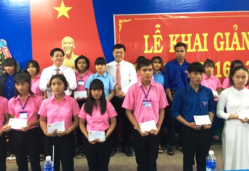 Đồng chí Lê Quốc Phong dự khai giảng và trao học bổng cho học sinh nghèo học giỏi tại trường THPT Trần Cao Vân