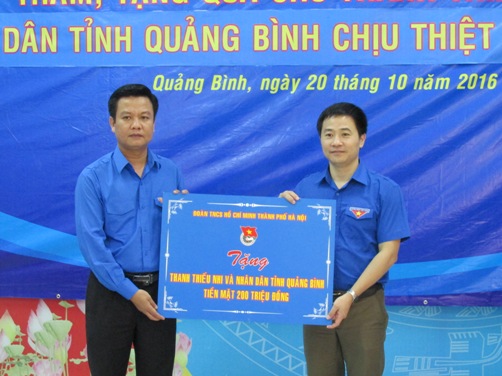 Đồng chí Trần Anh Tuấn – Phó Bí thư Thường trực Thành Đoàn trao biểu trưng cho Tỉnh Đoàn Quảng Bình