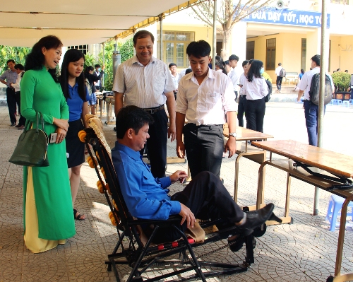Đồng chí Trần Lê Duy – Bí thư Tỉnh đoàn Tây Ninh trải nghiệm sản phẩm ghế mát xa không động cơ của trường THCS Trí Bình (Huyện Châu Thành)