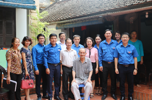 gia đình ông Nguyễn Văn Khóa, con liệt sỹ, 2 vợ chồng đang mắc bệnh hiểm nghèo tại tổ dân phố Hoàng Liên 1, phường Liên Mạc.