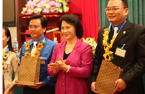 Phó Chủ tịch Quốc Hội Nguyễn Thị Kim Ngân tặng quà cho các Đại biểu