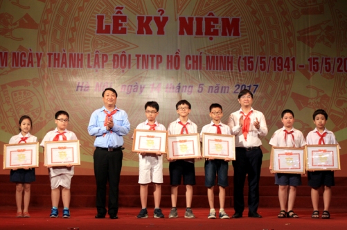 Các đồng chí lãnh đạo Thành đoàn khen thưởng các em thiếu nhi đạt thành tích cao trong Hội thi Tin học trẻ TP Hà Nội