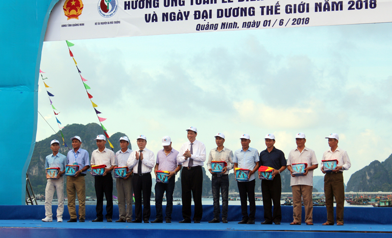 Lãnh đạo Bộ Tài nguyên và Môi trường, Lãnh đạo tỉnh Quảng Ninh trao quà cho các ngư dân TP Cẩm Phả.