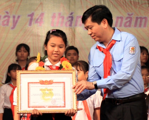 Đồng chí Nguyễn Long Hải - Bí thư BCH Trung ương Đoàn, Chủ tịch Hội đồng Đội Trung ương trao tặng bằng khen cho thiếu nhi là liên đội trưởng tiêu biểu