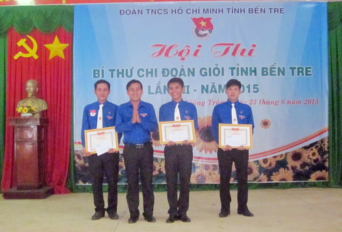 Đồng chí Hà Quốc Cường - Phó Bí thư Tỉnh đoàn trao giải nhất cho các thí sinh