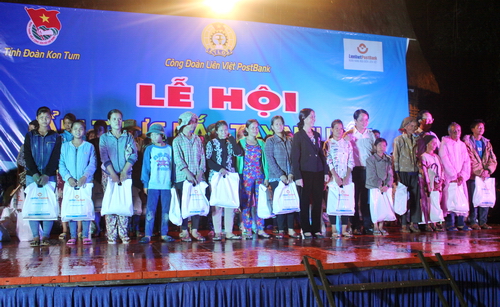 Trao tặng 200 suất quà cho các hộ gia đình có hoàn cảnh đặc biệt khó khăn trên địa bàn thành phố Kon Tum