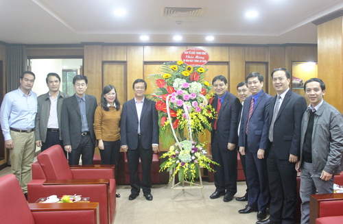 Đồng chí Hà Ban - Phó Trưởng Ban Tổ chức Trung ương tặng hoa chúc mừng Đoàn TNCS Hồ Chí Minh nhân kỷ niệm 85 năm ngày thành lập