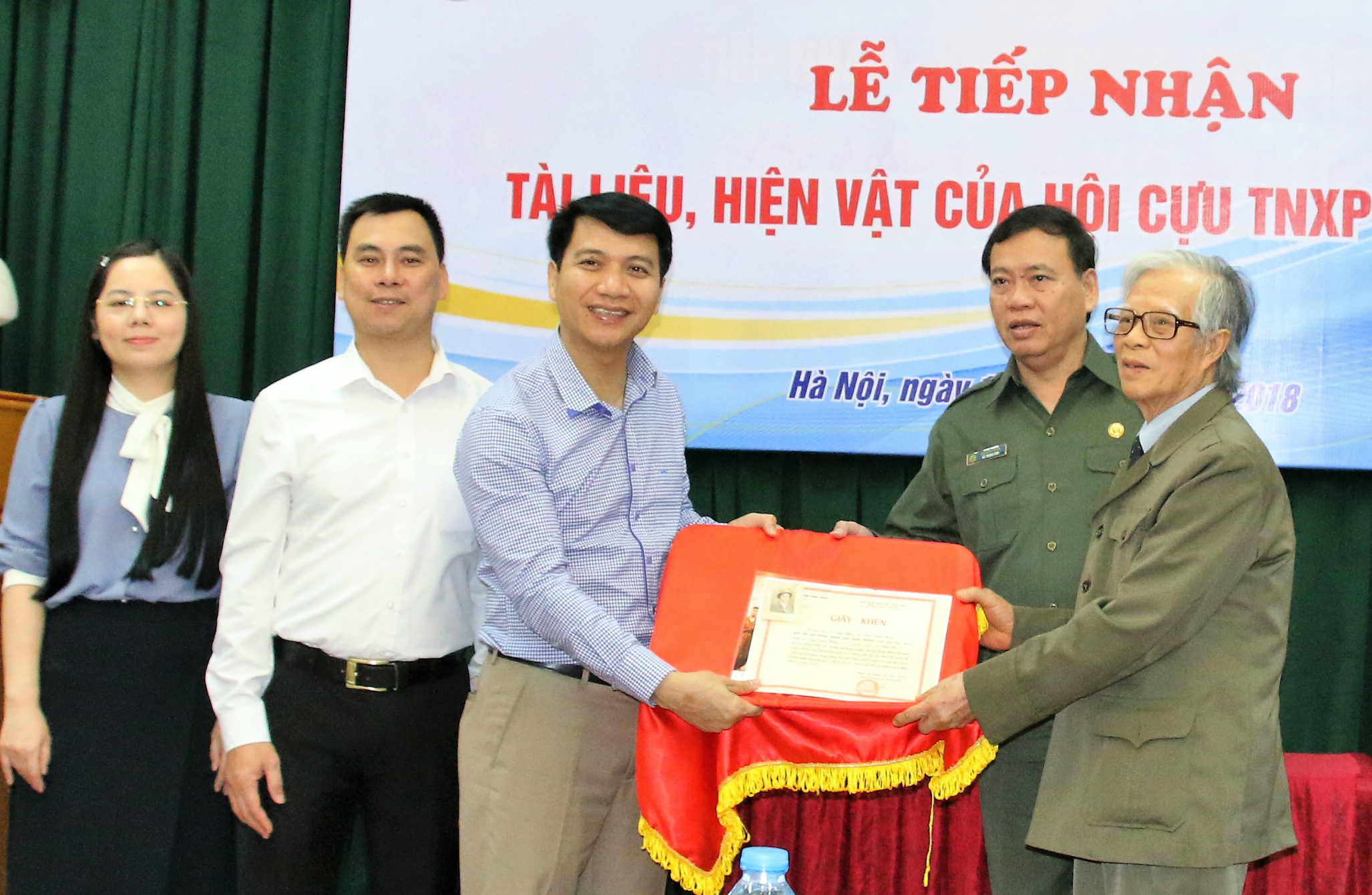 Đồng chí Nguyễn Ngọc Lương đón nhận hiện vật từ các cựu TNXP 