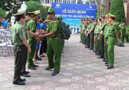 ãnh đạo Công an tỉnh, Tỉnh Đoàn thanh niên bắt tay động viên tinh thần các chiến sỹ trước giờ xuất quân