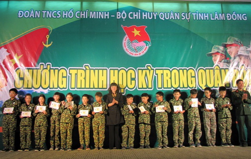 Trao giấy chứng nhận cho các  chiến sỹ nhỏ hoàn thành khóa huấn luyện