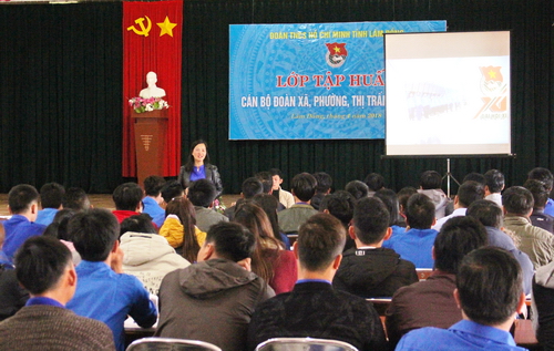 Đồng chí Trần Thị Chúc Quỳnh - Bí thư Tỉnh đoàn báo cáo các chuyên đề tại buổi tập huấn