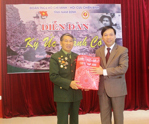 Đồng chí Trần Văn Chung - Phó Bí thư Thường trực Tỉnh uỷ tặng quà cựu chiến binh Nguyễn Văn Hợi