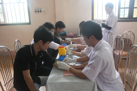 ĐVTN tham gia hiến máu tại ngày hội