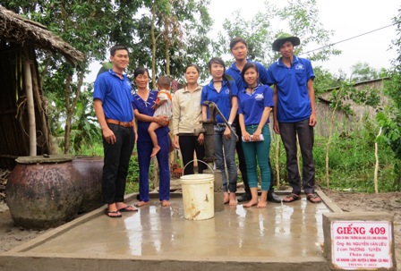 BCH Liên Chi hội SV Cà Mau trường Đại học Cửu Long bàn giao giếng nước sạch cho gia đình nghèo
