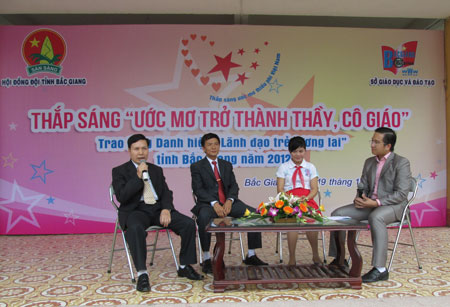 Đ/c Nguyễn Thị Kim Dung - Phó Bí thư tỉnh Đoàn tặng quà cho học sinh có thành tích cao trong học tập