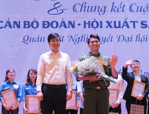 Đồng chí Trương Ngọc Kiểm - Bí thư Đoàn ĐHQG Hà Nội trao giải nhất cho thí sinh 