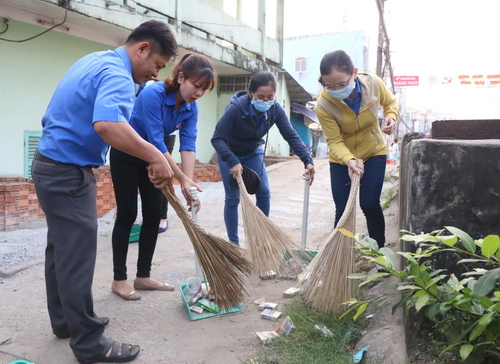 Đoàn viên, thanh niên quét dọn, thu gom rác thải trên các tuyên đường thuộc thị trấn Minh Lương