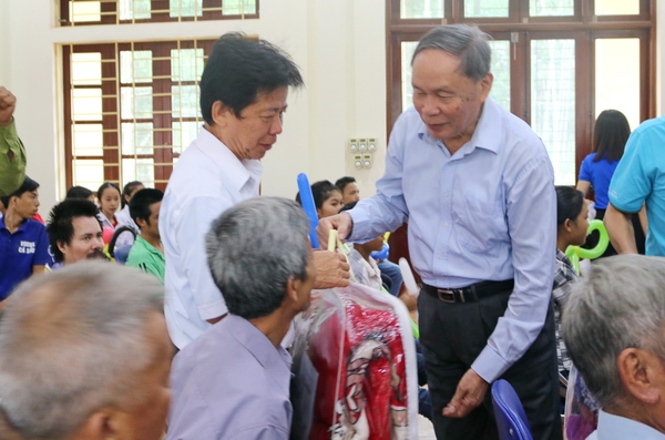 Thượng tướng Nguyễn Văn Rinh, Chủ tịch Hội nạn nhân chất độc da cam/dioxin Việt Nam tặng quà cho các thương bệnh binh nạn nhân chất độc da cam/Dioxin