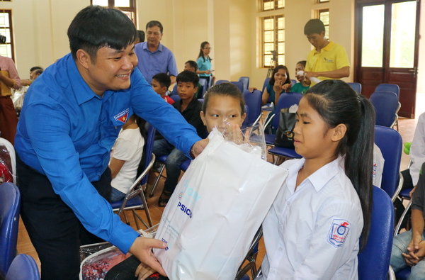 Đồng chí Nguyễn Thái An - Phó Trưởng Ban công tác thiếu nhi, Phó Chủ tịch Hội đồng Đội Trung ương tặng quà các em thiếu nhi