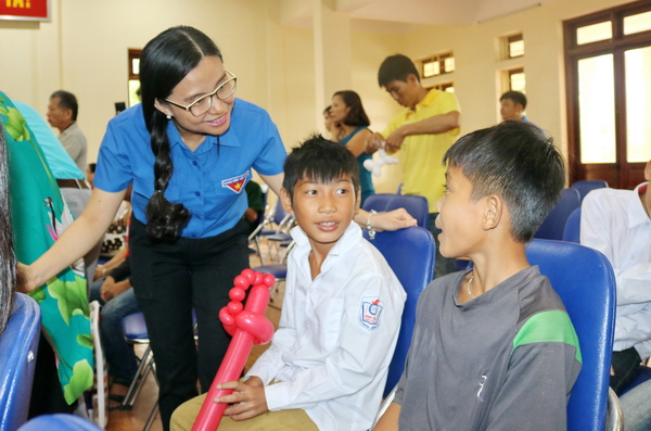 Đồng chí Nguyễn Phạm Duy Trang hỏi thăm tình hình học tập của các em thiếu nhi