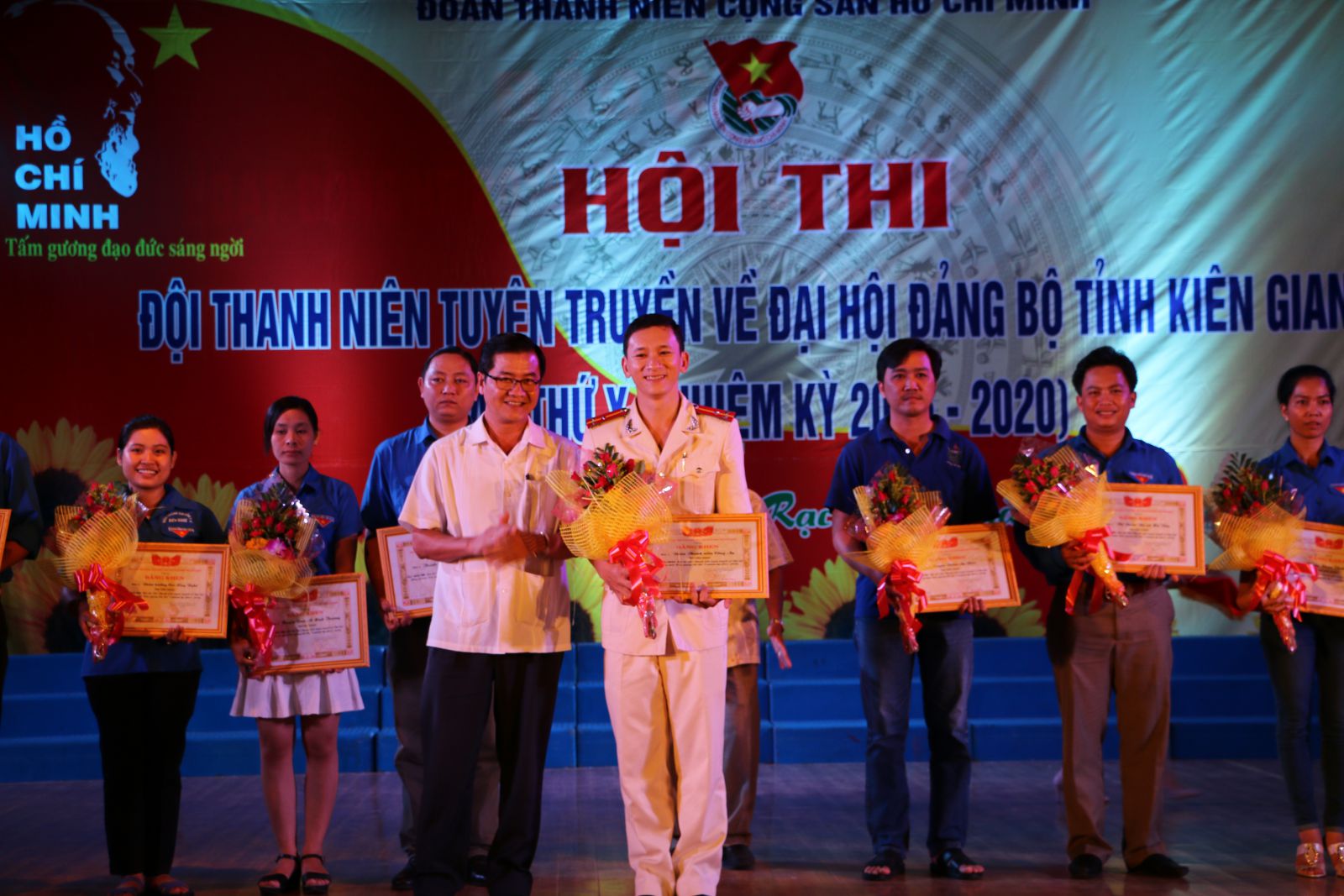 Đồng chí Phạm Công Khâm - Ủy viên Ban thường vụ Tỉnh ủy, Trưởng Ban Tuyên giáo Tỉnh ủy, trao giải Nhất cho đoan vị Đoàn thanh niên Công an tỉnh.